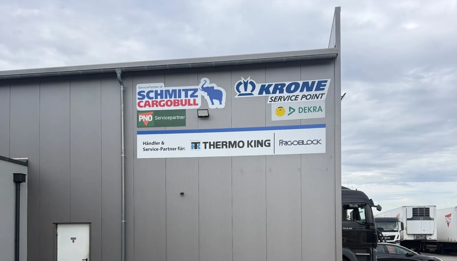 Schilder für Nutzfahrzeug-Servicebetrieb